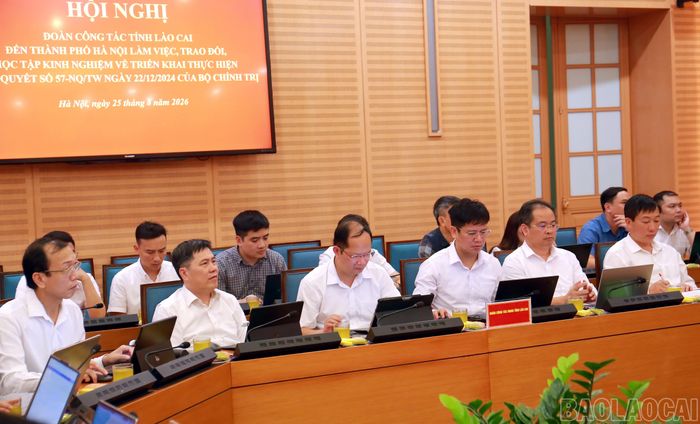 Đoàn công tác tỉnh Lào Cai tham dự buổi làm việc.