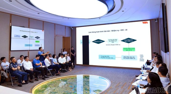 Đoàn công tác của tỉnh Lào Cai đã đến thăm quan Trung tâm Giám sát, điều hành thông minh và Trung tâm Truyền thông, Dữ liệu và Công nghệ số thành phố Hà Nội.