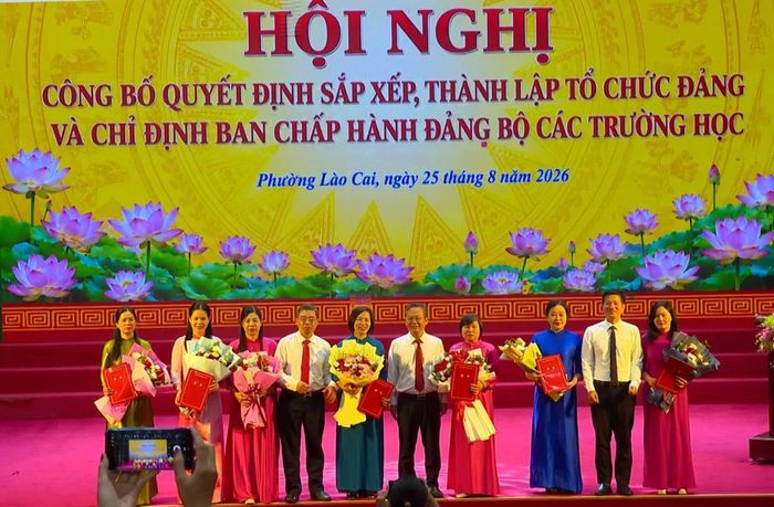 Trao quyết định của Đảng ủy phường Lào Cai về thành lập Đảng bộ các trường học.
