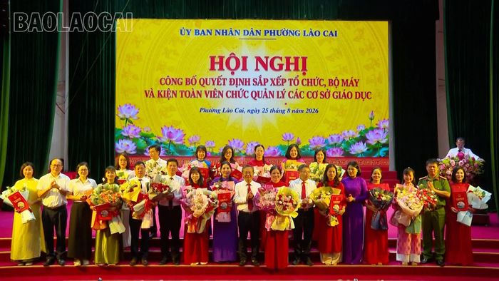 Trao Quyết định của UBND phường Lào Cai về công tác cán bộ quản lý các trường học sau sắp xếp.