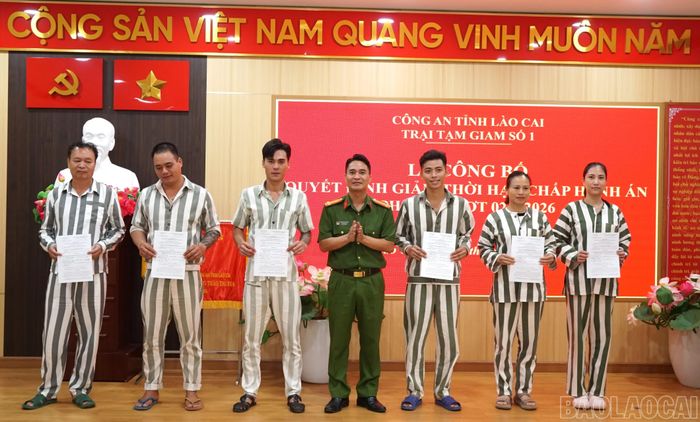 Trao quyết định giảm thời hạn án phạt tù cho các phạm nhân dịp Quốc khánh 2026.