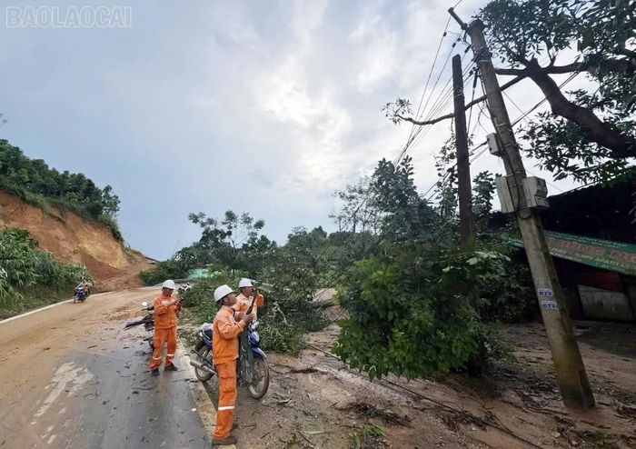  Điện lực khu vực Bảo Yên khẩn trương sửa chữa hệ thống điện để phục vụ người dân ﻿(Ảnh do UBND xã Thượng Hà cung cấp) 
