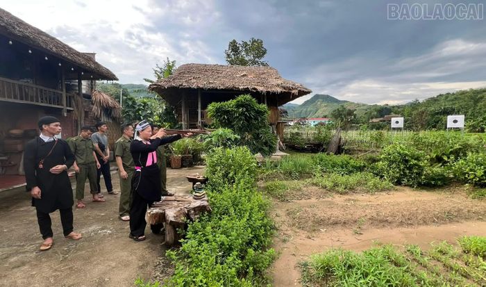 Tham gia thử tài bắn nỏ, du khách có cơ hội trải nghiệm sự tập trung, khéo léo và chính xác khi sử dụng chiếc nỏ - công cụ gắn liền với đời sống lao động, săn bắn của đồng bào các dân tộc nơi đây.