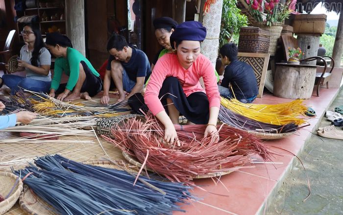 Nguyên liệu dùng để làm ra các sản phẩm đan lát truyền thống được làm từ tre, giang; màu nhuộm thủ công được tạo từ các nguyên liệu tự nhiên sẵn có tại địa phương.
