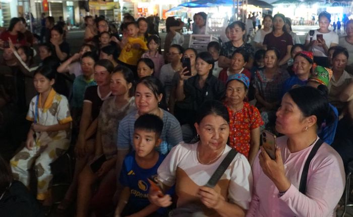  Lãnh đạo các sở, ban, ngành, cùng cán bộ, Nhân dân và du khách ﻿tham dự chương trình. 