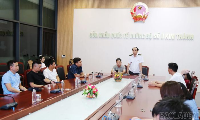 Cán bộ Chi cục Kiểm dịch thực vật vùng VIII hướng dẫn doanh nghiệp quy định mới về kiểm tra an toàn thực phẩm đối với nông sản nhập khẩu.