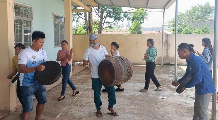 Thanh niên thôn Đạ RLơm luyện tiếng chiêng hòa nhịp trống và các điệu múa dân gian