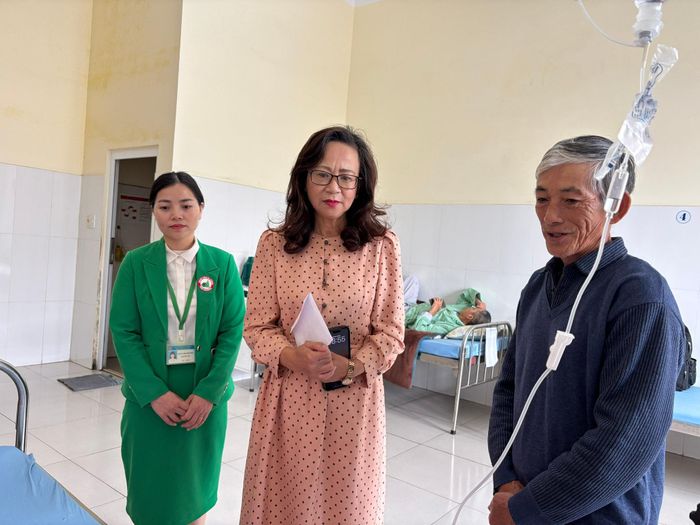 Trao hỗ trợ cho gia đình ông Nguyễn Văn Hùng