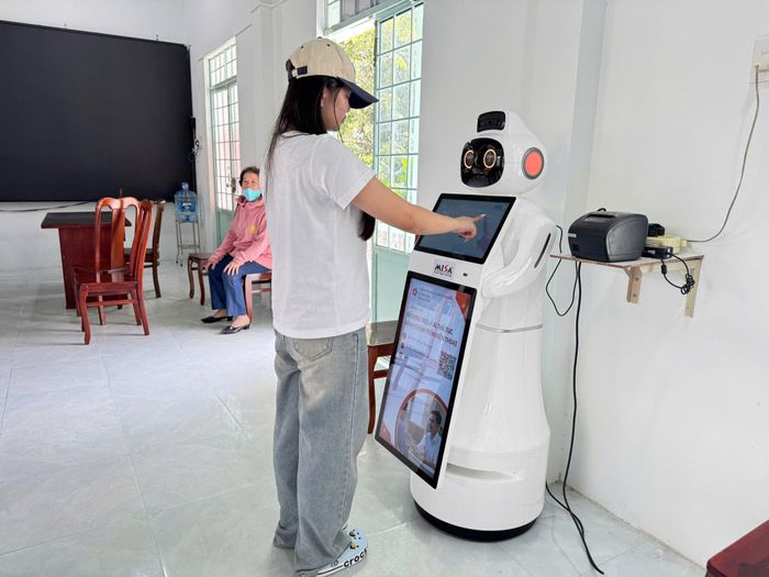 Robot AI có thể hỗ trợ cung cấp thông tin, hướng dẫn ban đầu cho người dân.