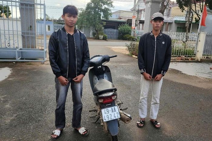 Luân và Đương cùng chiếc xe máy tại trụ sở Công an