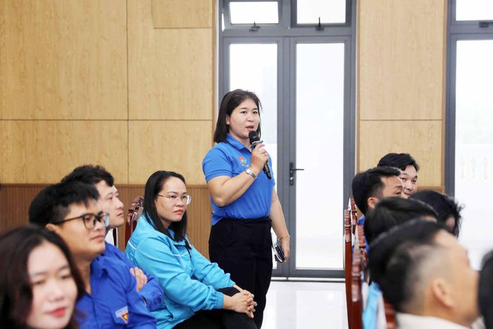 Cán bộ Đoàn trả lời các câu hỏi của báo cáo viên tại buổi tập huấn