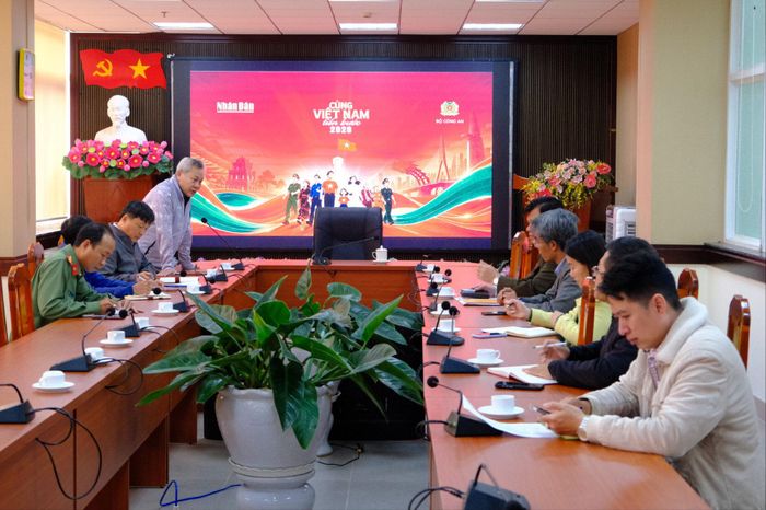 Đại diện lãnh đạo các sở, ngành, đơn vị liên quan tham dự buổi làm việc