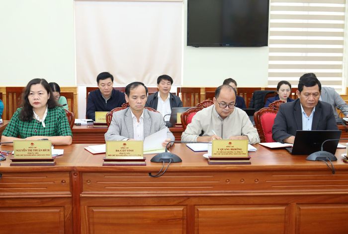 Các đồng chí Thường trực HĐND tỉnh Lâm Đồng dự phiên họp