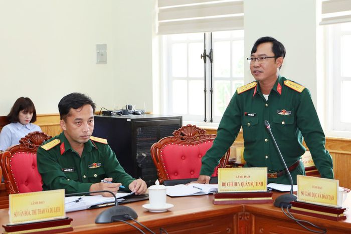 Thượng tá Dương Thế Sơn, Phó Tham mưu trưởng Bộ CHQS tỉnh báo cáo tại phiên họp