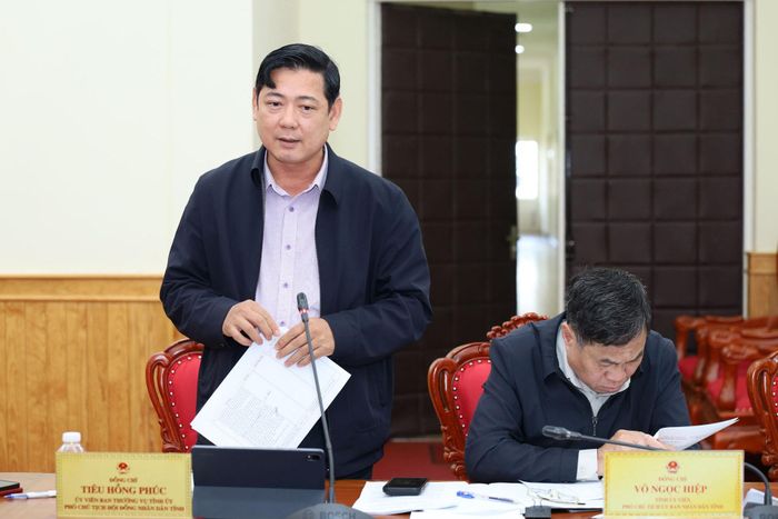 Đồng chí Tiêu Hồng Phúc, Ủy viên Ban Thường vụ Tỉnh ủy, Phó Chủ tịch HĐND tỉnh phát biểu tại phiên họp