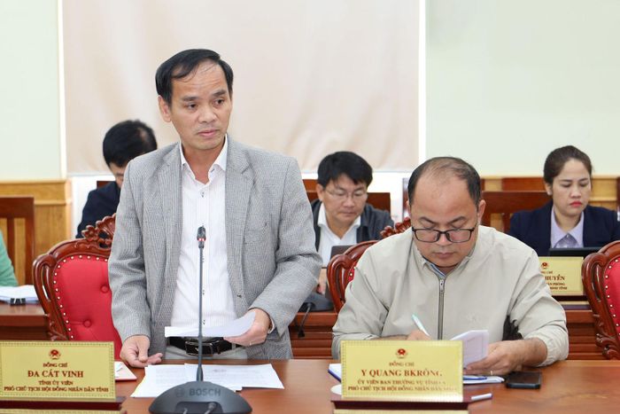 Tỉnh ủy viên, Phó Chủ tịch HĐND tỉnh, Trưởng Ban Dân tộc HĐND tỉnh Đa Cát Vinh báo cáo rà soát các nội dung thuộc thẩm quyền