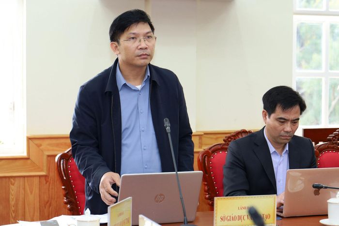 Phó Giám đốc Sở Giáo dục và Đào tạo tỉnh Lâm Đồng Lương Văn Hà báo cáo tại phiên họp
