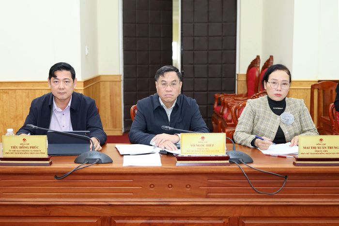 Các đồng chí Thường trực HĐND tỉnh Lâm Đồng và Phó Chủ tịch UBND tỉnh Võ Ngọc Hiệp dự hiên họp