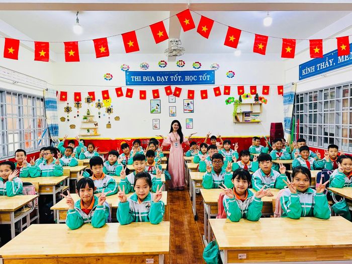 Học sinh Trường Tiểu học Trần Quốc Toản phấn khởi trở lại trường