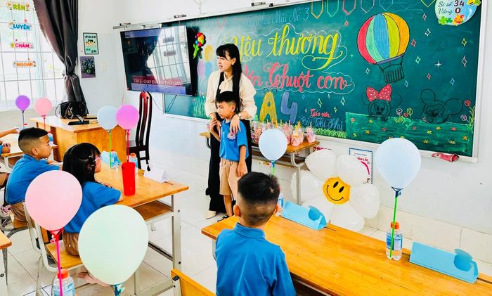 Học sinh lớp 1 làm quen với môi trường học tập mới