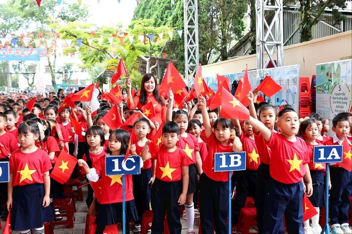 Không tổ chức thu tiền mua đồng phục, quần áo thể dục thể thao