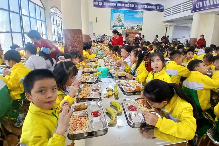 Đối với dịch vụ bán trú, nấu ăn, vệ sinh phải bảo đảm điều kiện về an toàn, vệ sinh, dinh dưỡng