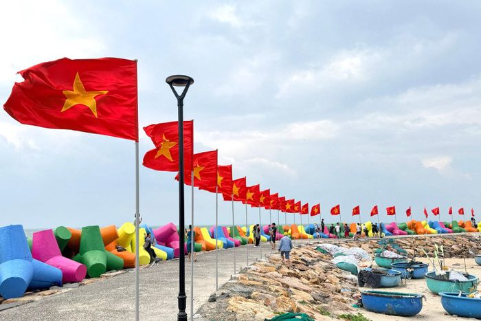 Công trình đường cờ Tổ quốc với cờ đỏ sao vàng tung bay phấp phới trong gió thu hút du khách đến tham quan