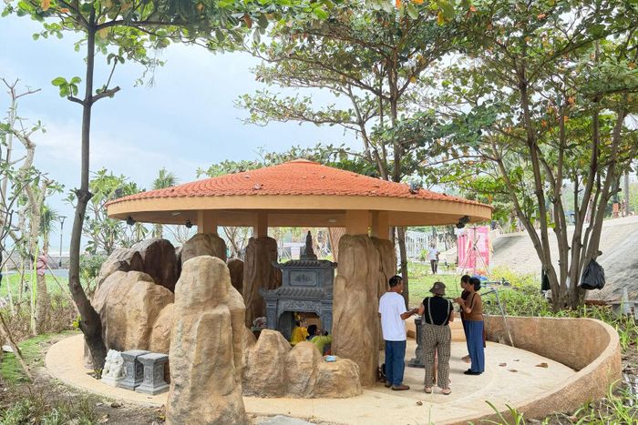 Du khách đến tham quan, thắp nhang tại miếu trong khuôn viên Bãi đá Ông Địa