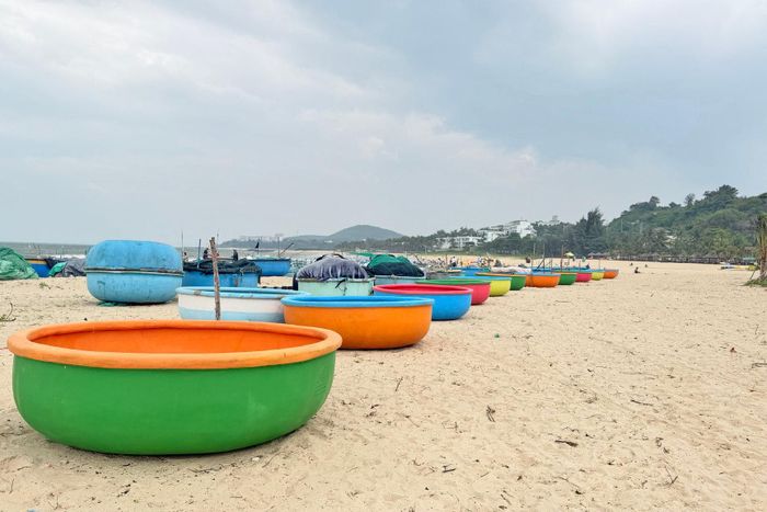 Những chiếc thuyền thúng cũng được sơn màu sắc rực rỡ tạo cảnh quan tươi mát cho mọi người đến check - in