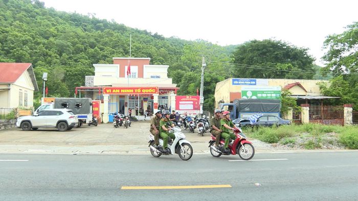 Anh Huỳnh Sẽ (ngồi phía sau trên xe màu trắng) cùng lực lượng Công an xã Phan Sơn tuần tra, kiểm soát, bảo đảm an ninh, trật tự
