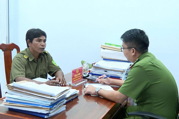 Anh Huỳnh Sẽ báo cáo một vụ việc về an ninh, trật tự với Đại úy K' Sáng