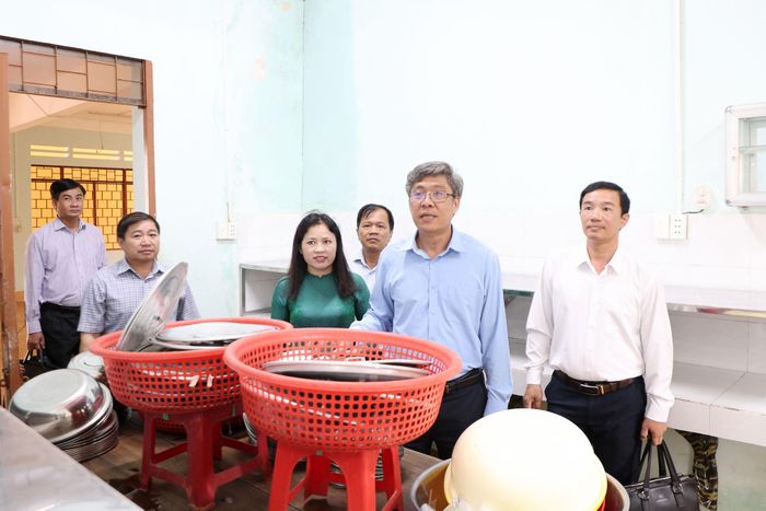 Phó Chủ tịch UBND tỉnh Nguyễn Minh kiểm tra khu vực bếp ăn của Trường THPT Dân tộc nội trú N’Trang Lơng