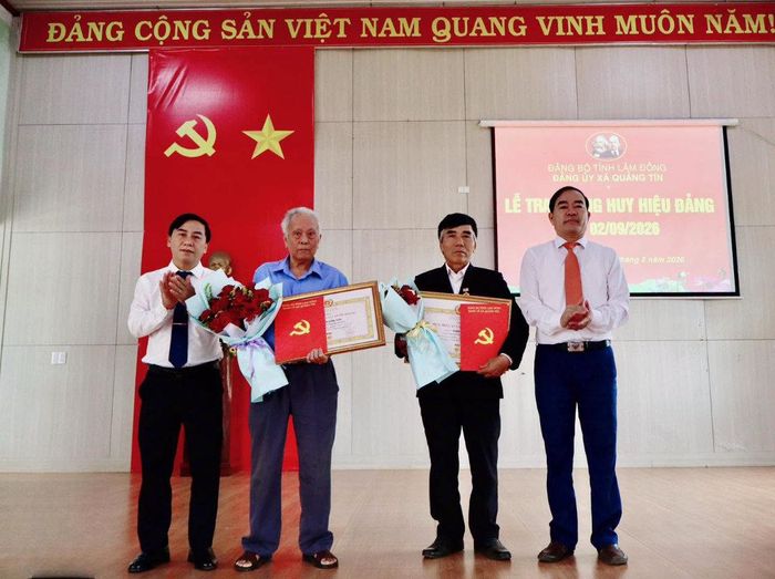 Lãnh đạo xã Quảng Tín trao huy hiệu Đảng cho đảng viên