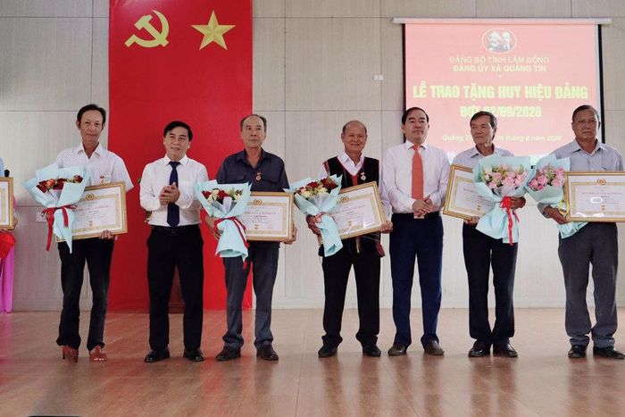 Xã Quảng Tín có 28 đảng viên được trao Huy hiệu Đảng đợt 2/9/2026
