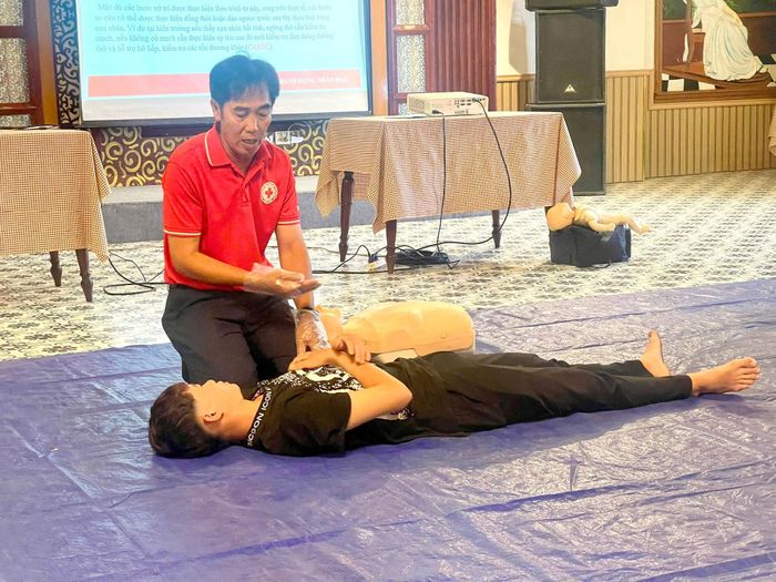 Cán bộ Hội Chữ thập đỏ tỉnh hướng dẫn những kỹ thuật cơ bản trong sơ cấp cứu tai nạn, thương tích