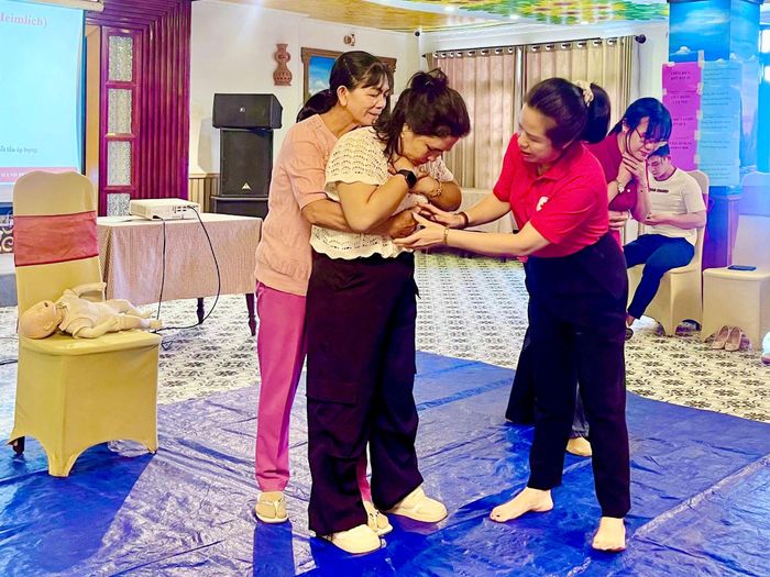 Bà Nguyễn Thị Thanh Nhàn, Phó Chủ tịch Hội Chữ thập đỏ tỉnh hướng dẫn những kỹ thuật cơ bản trong sơ cấp cứu tai nạn, thương tích
