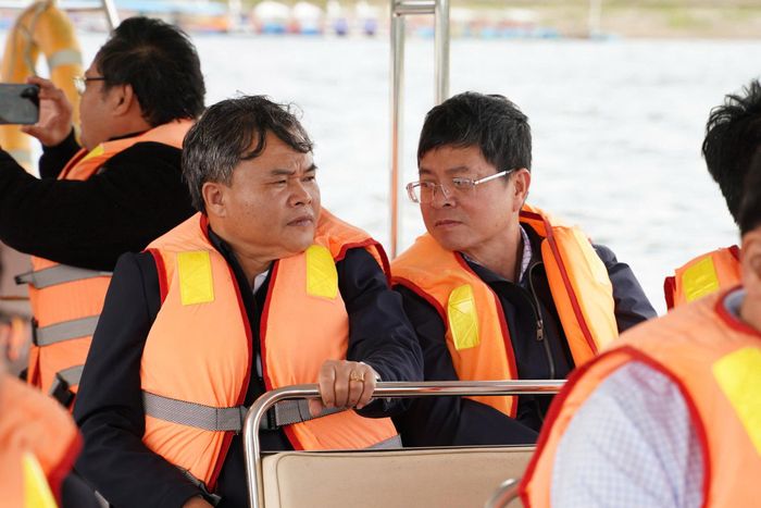 Phó Chủ tịch UBND tỉnh Nguyễn Hồng Hải trao đổi cùng Trưởng Ban Quản lý Khu du lịch quốc gia hồ Tuyền Lâm Lê Nguyên Hoàng tại buổi khảo sát thực tế