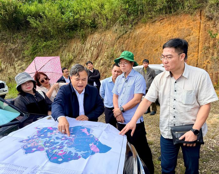 Giám đốc Ban Quản lý Khu du lịch quốc gia hồ Tuyền Lâm Lê Nguyên Hoàng làm rõ một số câu hỏi của đoàn công tác về quy hoạch