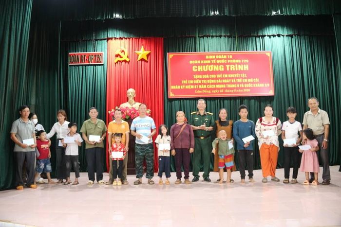 Đại tá Đoàn Mạnh Nghĩa, Bí thư Đảng ủy, Phó Đoàn trưởng Đoàn Kinh tế - Quốc phòng 720 tặng quà các cháu nhỏ có hoàn cảnh khó khăn