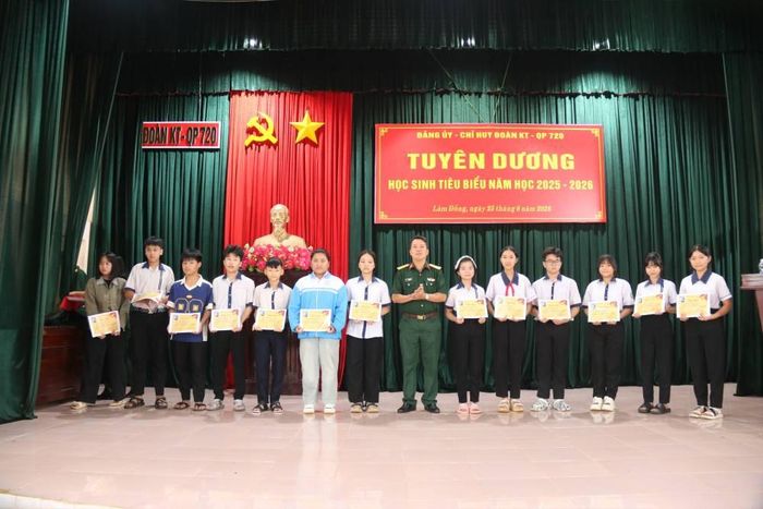 Cán bộ Đoàn Kinh tế - Quốc phòng 720 tặng quà, tuyên dương học sinh xuất sắc