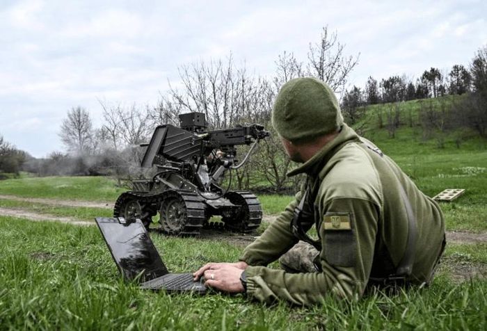 Binh sĩ Ukraine thử nghiệm robot gắn súng máy trong một buổi huấn luyện. Ảnh minh họa: Ukrinform