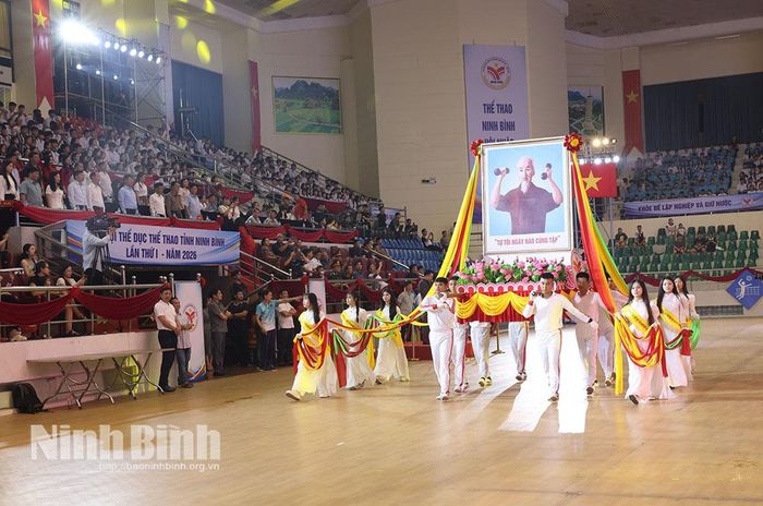 Đoàn rước kiệu Bác Hồ qua lễ đài tại buổi tổng duyệt.