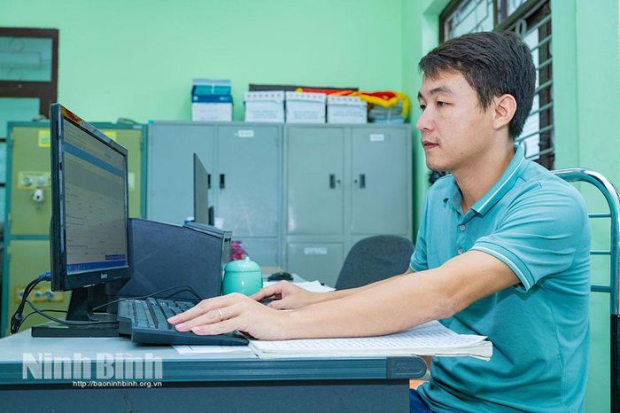 Công nghệ số được sử dụng quản lý hệ thống thông tin, văn bằng, chứng chỉ tại Trường Cao đẳng Cơ điện nông nghiệp và môi trường. Ảnh: Ngọc Linh