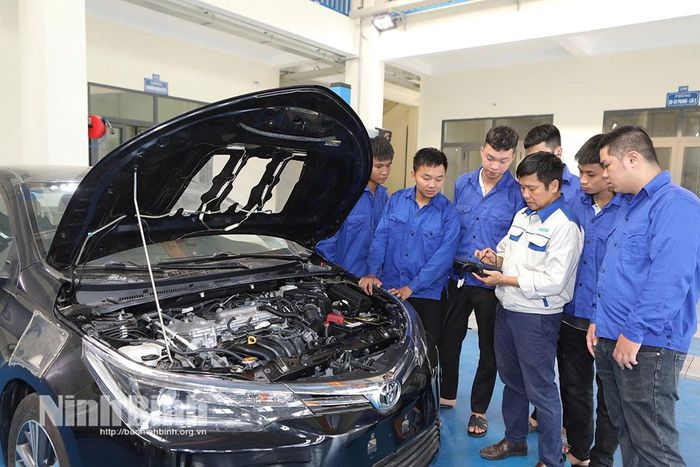 Sinh viên ngành công nghệ ô tô trong giờ thực hành. Ảnh: Đào Hằng