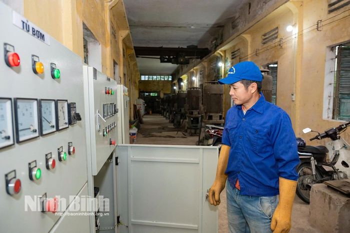 Công nhân Trạm bơm Bạch Cừ (phường Hoa Lư) theo dõi sát thông số kỹ thuật để vận hành tối đa công suất các máy bơm tiêu úng. Ảnh: Ngọc Linh