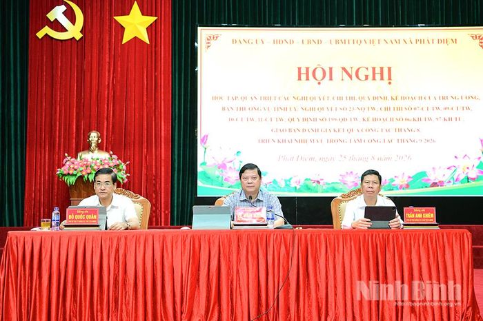 Chủ tọa điều hành hội nghị.