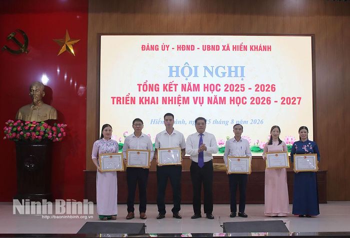 Lãnh đạo xã Hiển Khánh khen thưởng các tập thể, cá nhân có thành tích xuất sắc trong năm học 2025-2026.