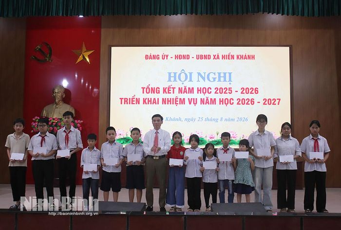 Lãnh đạo xã Hiển Khánh khen thưởng các học sinh có hoàn cảnh khó khăn vươn lên học tập tốt trong năm học 2025-2026.