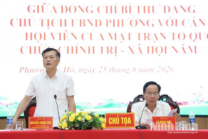 Đồng chí Nguyễn Hùng Sơn, Phó Bí thư Đảng ủy, Chủ tịch UBND phường Lê Hồ giải đáp ý kiến kiến nghị của nhân dân.