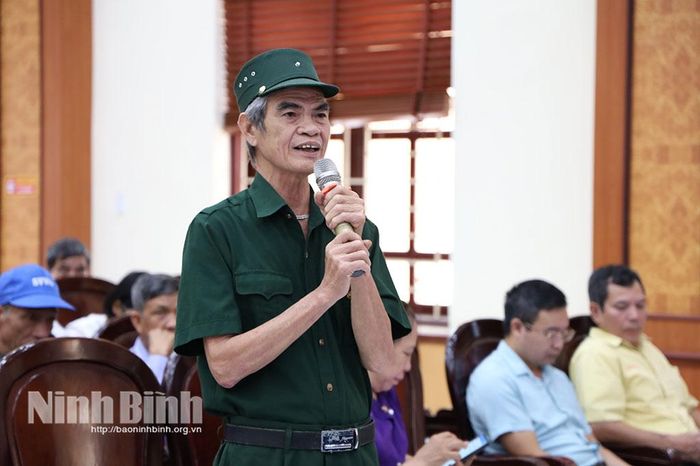 Đồng chí Đinh Quang Trung, Chi hội trưởng Chi hội Cựu chiến binh tổ dân phố 2- Lạc Nhuế nêu ý kiến tại hội nghị.